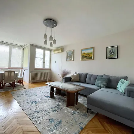 Centre Comfort - Free Parking Apartment