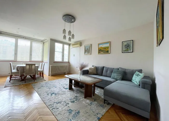 Centre Comfort - Free Parking Apartment